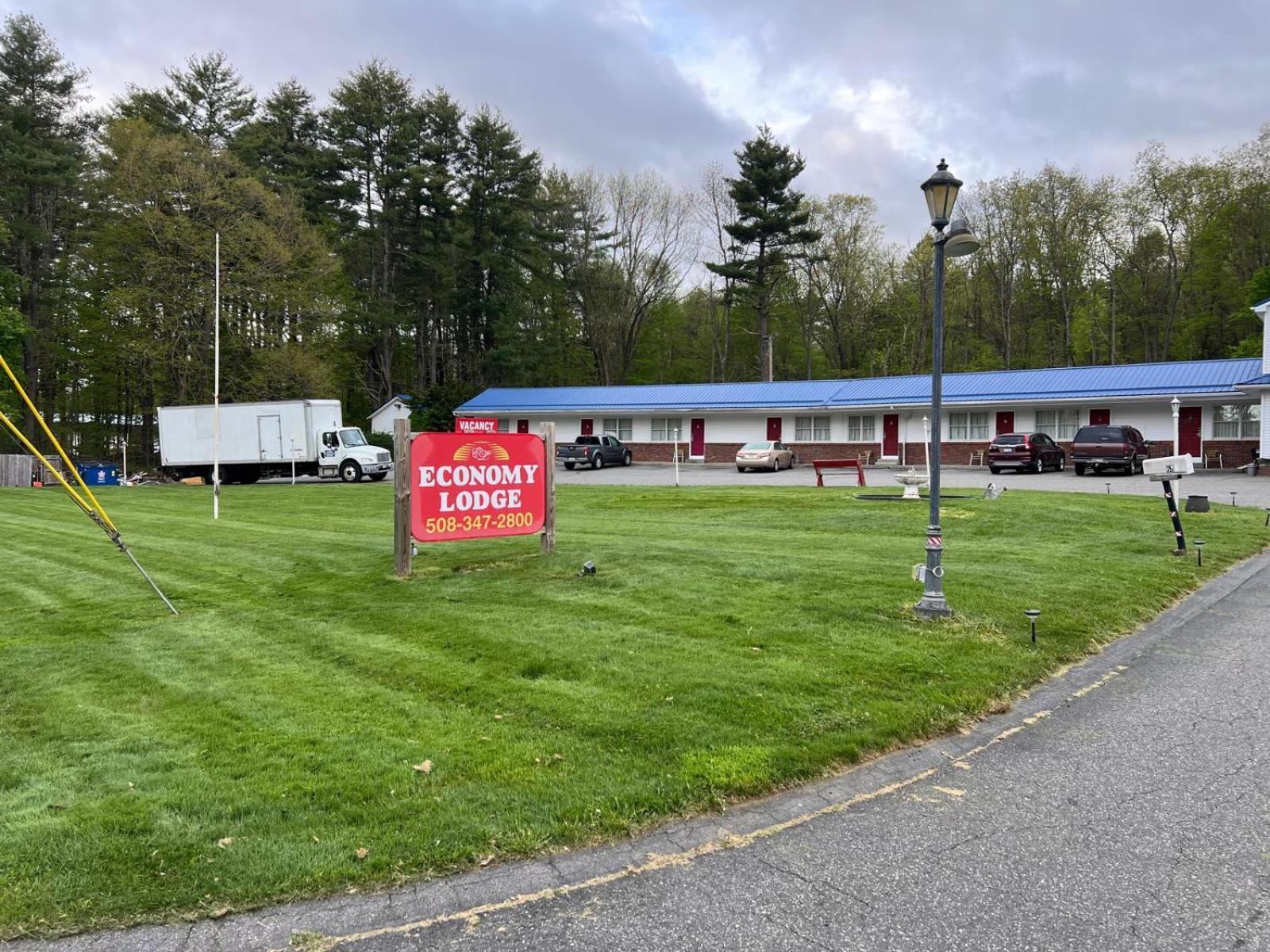 Economy Lodge 682 Main St Sturbridge Exterior photo